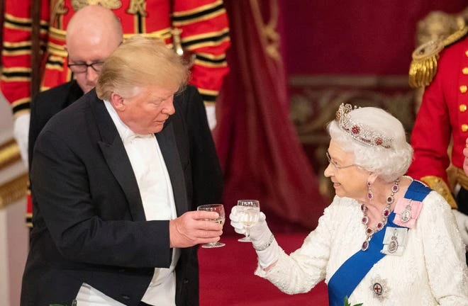 Nữ hoàng Anh tiếp ông Trump tại Điện Buckingham năm 2019. @AP