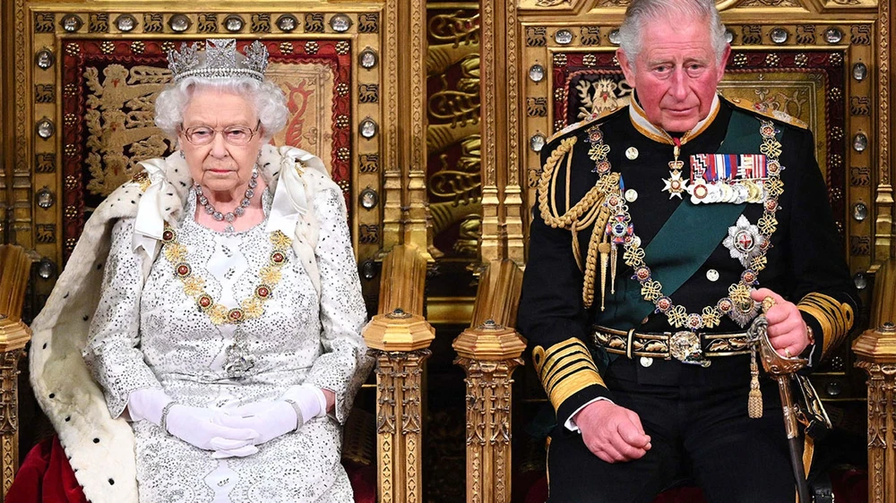 Nữ hoàng Elizabeth II và Thái tử Charles trong trang phục đầy đủ của triều đình. (Paul Edwards - WPA Pool / Getty Images)
