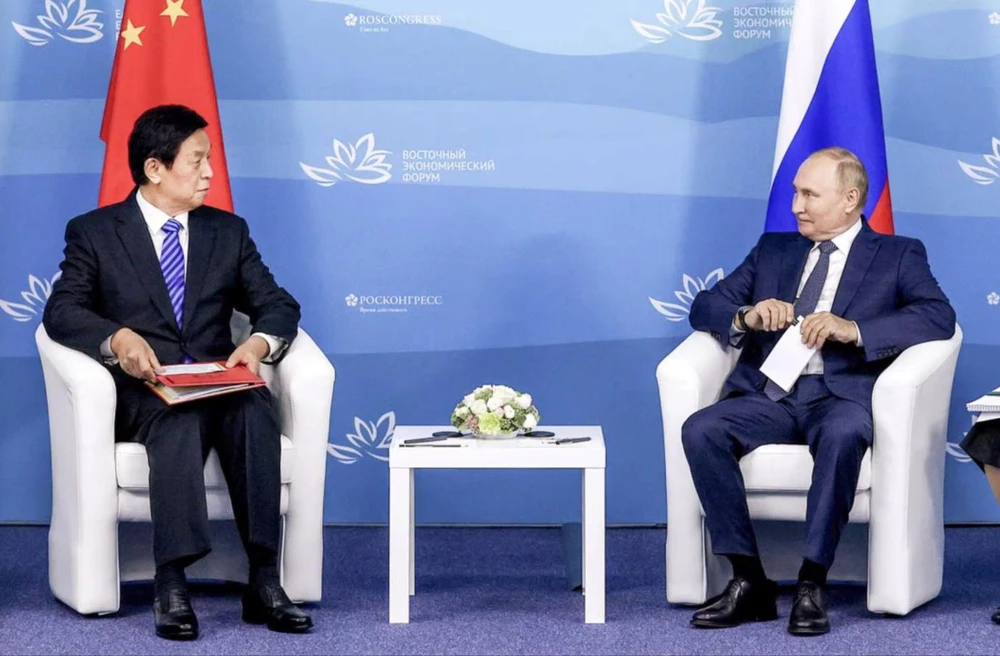 Ông Lật Chiến Thư trong cuộc gặp với Vladimir Putin tại Vladivostok vào 7-9. Ảnh: Tân Hoa Xã