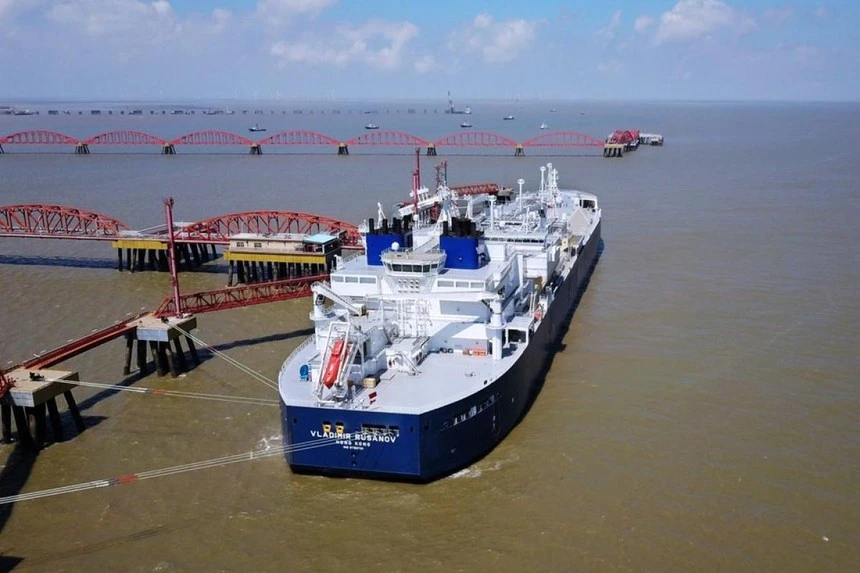 Tàu chở khí đốt hóa lỏng (LNG) của Nga tới cảng Trung Quốc hồi tháng 7/2018. Ảnh: Reuters.