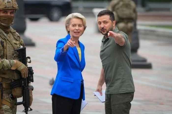 Chủ tịch EC Ursula von der Leyen và Tổng thống Ukraine tại Kiev ngày 15/9. (Nguồn: AP)