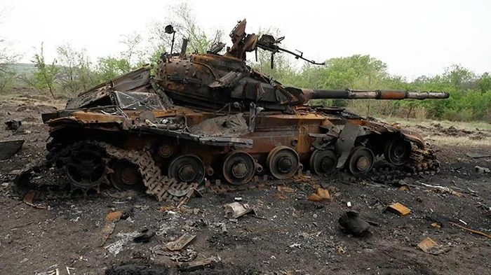 Một xe tăng bị phá hủy tại làng Bilohorivka. Ảnh: CNN