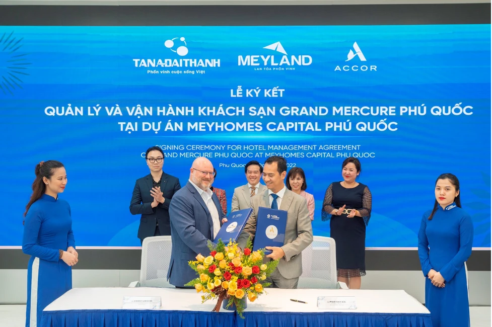 Mr. Pham Minh Duc, Deputy General Director of Tan A Dai Thanh Group and Mr. Andrew Langdon, General Director of Accor Hotels Asia, representing the two groups signed the agreement. (Source: TADT)
