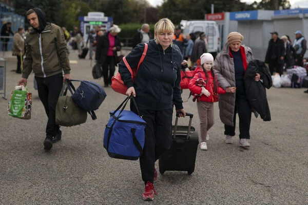 Những người sơ tán từ Kherson tập trung khi họ đến ga xe lửa ở Anapa, miền nam nước Nga, Thứ Ba, ngày 25 tháng 10. @AP