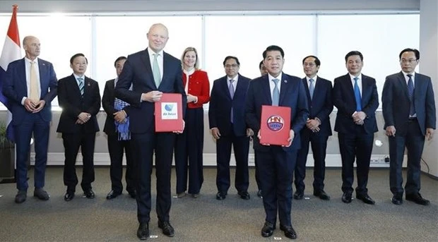 Prime Minister Pham Minh Chinh (C) witnesses the signing and exchange of cooperation documents between Vietnamese and Dutch businesses and partners (Photo: VNA)
