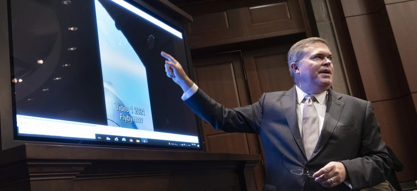 Phó Giám đốc Tình báo Hải quân Hoa Kỳ Scott Bray giải thích một đoạn video về các hiện tượng trên không không xác định.