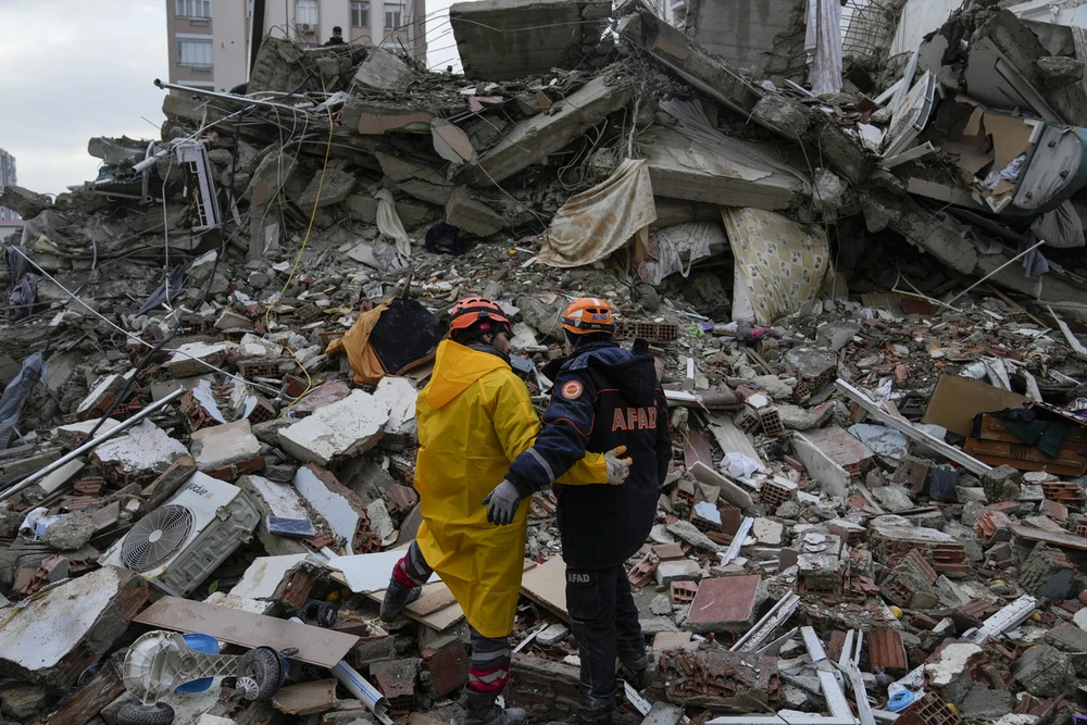 Động đất Thổ Nhĩ Kỳ: Những người sống sót 'thần kỳ' 