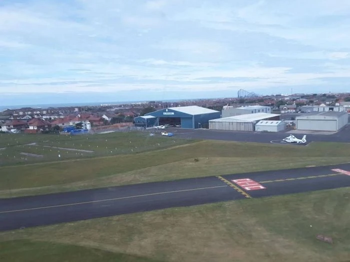 Phi công hạ cánh máy bay xuống sân bay Blackpool ở Lancashire, nghĩ rằng người hướng dẫn đang giả vờ ngủ như một trò đùa. Ảnh: Blackpool Airport. 