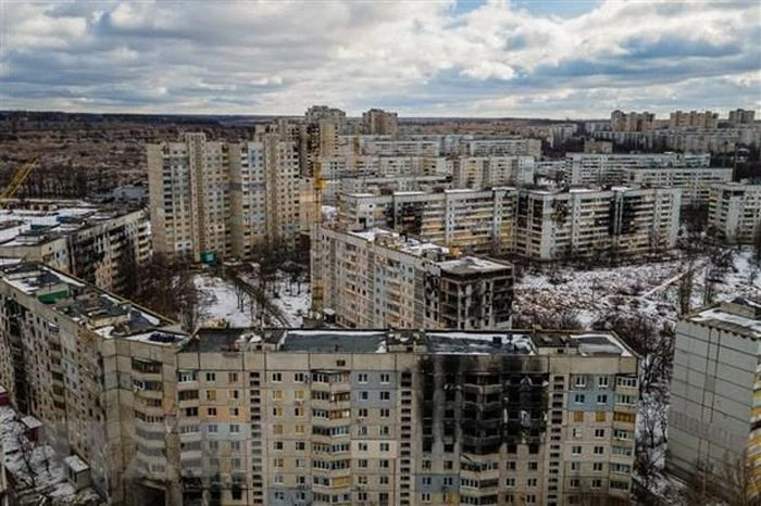 Ukraine bắt đầu triển khai kế hoạch tái thiết. Trong ảnh: Một tòa chung cư bị phá hủy trong xung đột, tại Saltivka thuộc vùng Kharkiv, Ukraine. (Ảnh: AFP/TTXVN)