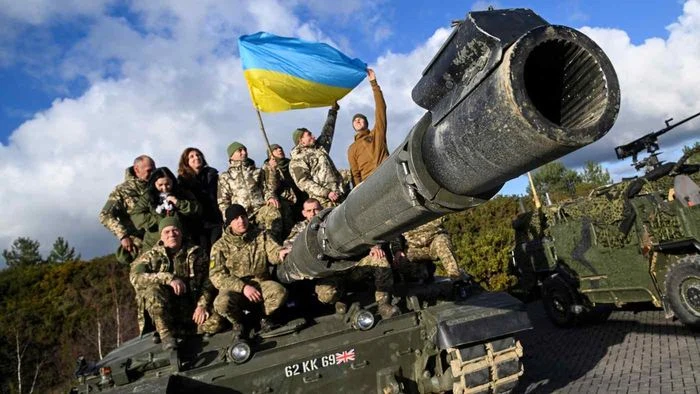 Binh sĩ Ukraine đứng trên xe tăng Challenger 2 do Anh sản xuất. Ảnh: Reuters 