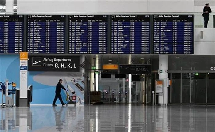 Cảnh vắng vẻ tại sân bay Franz Josef-Strauss ở Munich, miền Nam Đức, ngay trước thềm cuộc tổng đình công trên cả nước yêu cầu tăng lương, ngày 26/3. (Ảnh: AFP/TTXVN) 