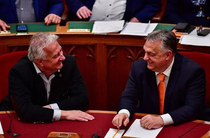 Thủ tướng Hungary Viktor Orban (phải) và Phó thủ tướng Zsolt Semjen dự phiên bỏ phiếu thông qua đơn gia nhập NATO của Phần Lan ngày 27/3. Ảnh: Reuters. 