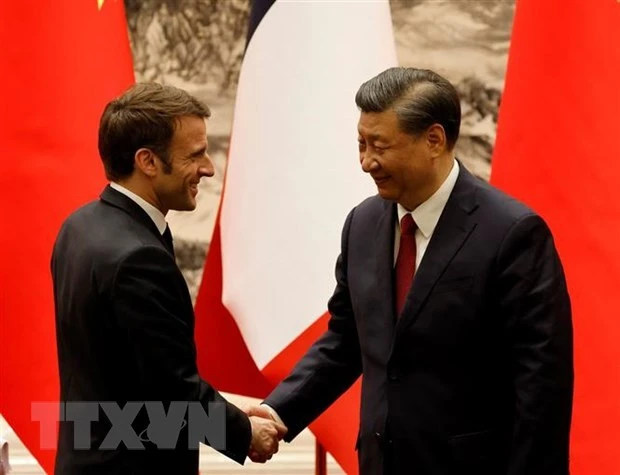 Chủ tịch Trung Quốc Tập Cận Bình (phải) trong cuộc hội đàm với Tổng thống Pháp Emmanuel Macron đang ở thăm Bắc Kinh, ngày 6/4/2023. (Ảnh: AFP/TTXVN). 
