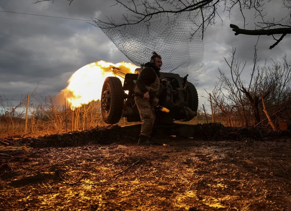 Các quân nhân Ukraine bắn lựu pháo D30 gần thành phố Bakhmut, Ukraine ngày 23/4/2023. REUTERS/Sofiia Gatilova