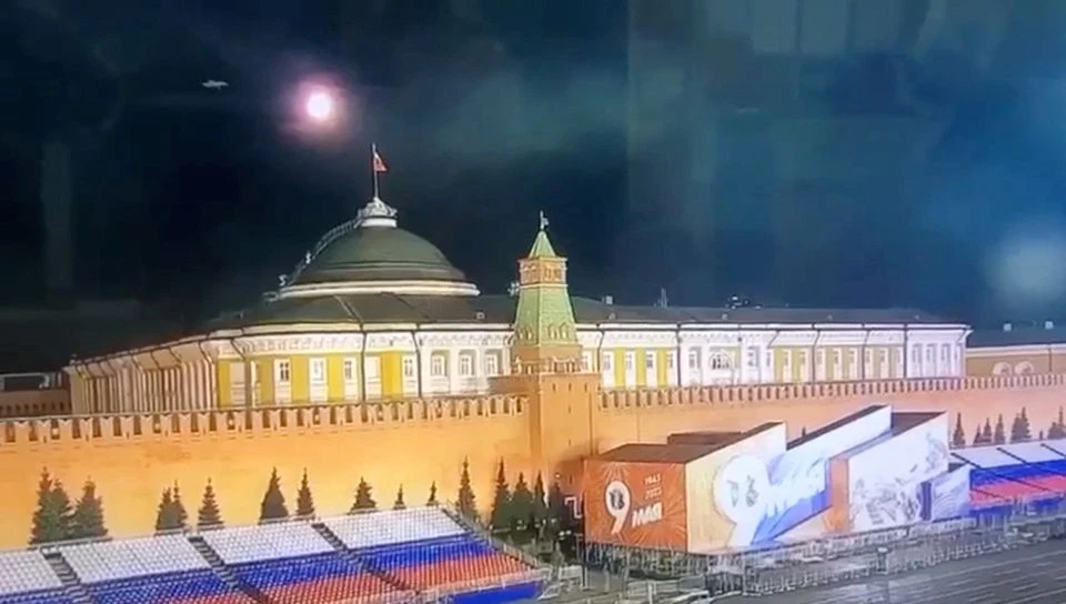 Một hình ảnh tĩnh lấy từ video cho thấy một vật thể bay đang tiếp cận mái vòm của tòa nhà Thượng viện Điện Kremlin trong cuộc tấn công được cho là bằng máy bay không người lái của Ukraine ở Moscow ngày 3/5/2023. Ostorozhno Novosti/Handout qua REUTERS