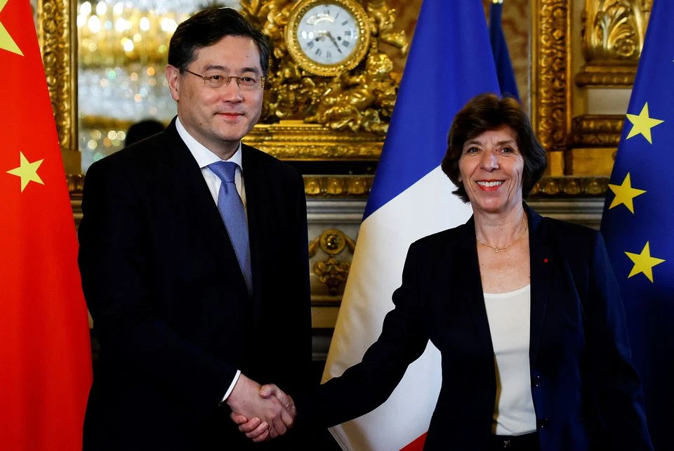 Ngoại trưởng Pháp kiêm Bộ trưởng Các vấn đề châu Âu Catherine Colonna và Bộ trưởng Ngoại giao Trung Quốc Qin Gang bắt tay tại Paris, Pháp, ngày 10/5/2023. REUTERS/Sarah Meyssonnier/Pool