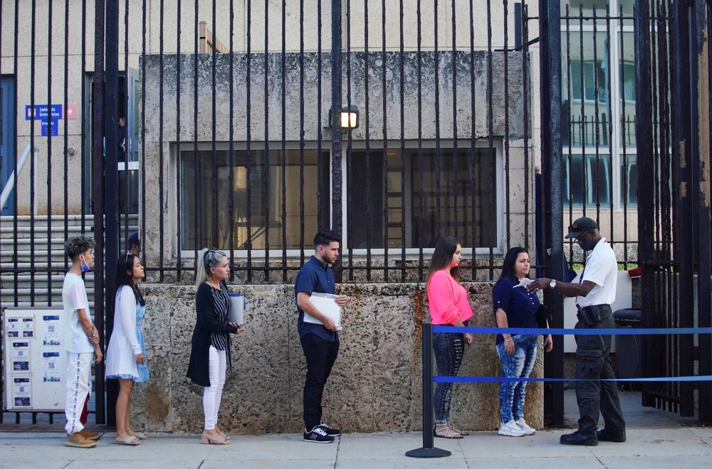 Người dân xếp hàng chờ vào đại sứ quán Hoa Kỳ ở Havana, Cuba, ngày 4/1/2023. REUTERS/Alexandre Meneghini