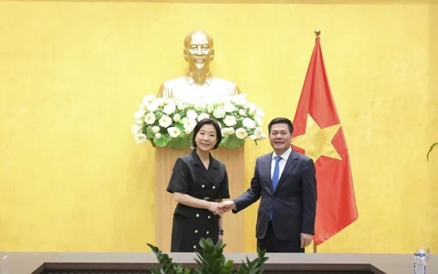 Vietnamese Minister of Industry and Trade Nguyen Hong Dien (R) and RoK Ambassador to Vietnam Oh Yong-ju (Photo: VNA)