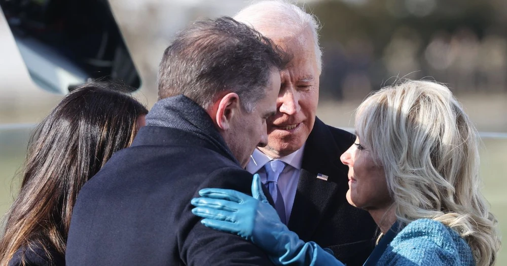 Tổng thống Joe Biden ôm gia đình sau khi ông tuyên thệ nhậm chức Tổng thống thứ 46 của Hoa Kỳ ngày 20/1/2021. (Jonathan Ernst-Pool / Getty Images )