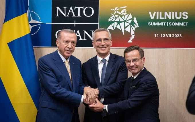 Tổng thư ký NATO Jens Stoltenberg (giữa) chủ trì cuộc họp giữa Tổng thống Thổ Nhĩ Kỳ Recep Tayyip Erdogan (trái) và Thủ tướng Thụy Điển Ulf Kristersson ngày 10/7 (Ảnh: Reuters). 