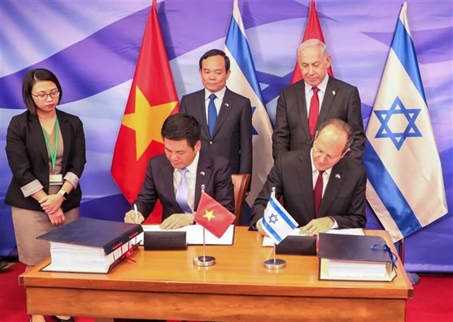 Vietnamese Minister of Industry and Trad Nguyễn Hồng Diên and Israeli Minister of Economy and Industry Nir Barkat sign the VIFTA. VNA/VNS Photo Văn Ứng