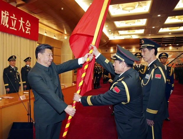 Chủ tịch Trung Quốc Tập Cận Bình trao cờ quân sự cho chỉ huy Lực lượng Tên lửa của Quân đội Giải phóng Nhân dân Trung Quốc. @Tân Hoa xã qua AP