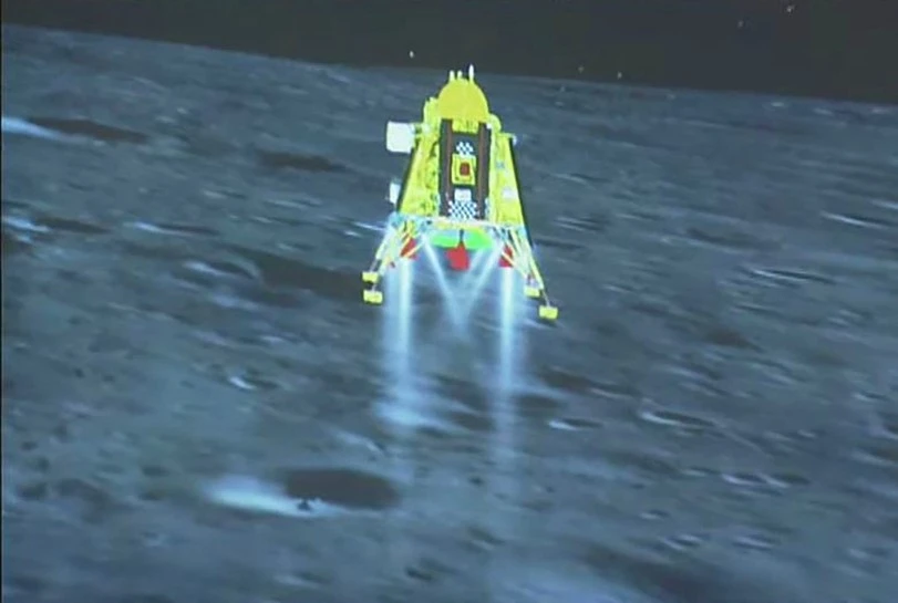 Tàu vũ trụ Chandrayaan-3 vài giây trước khi hạ cánh thành công xuống cực nam của mặt trăng ngày 23/8/2023. (Ảnh của ISRO/AFP)