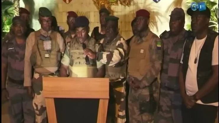 Các quan chức quân sự, trên kênh truyền hình Gabon 24, nói rằng họ đã nắm được quyền lực. (Reuters: Gabon 24)