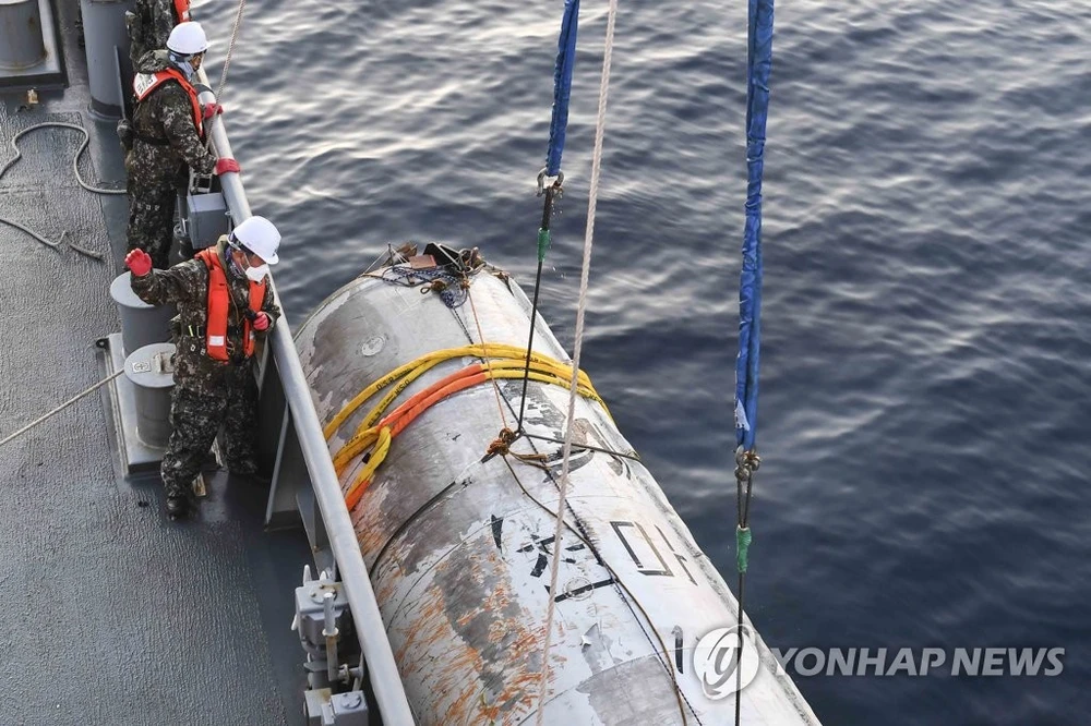 Mảnh vỡ của tên lửa "Chollima-1" của Triều Tiên được Hàn Quốc vớt lên ở Biển Tây vào đêm 14/6/2023. (Yonhap)