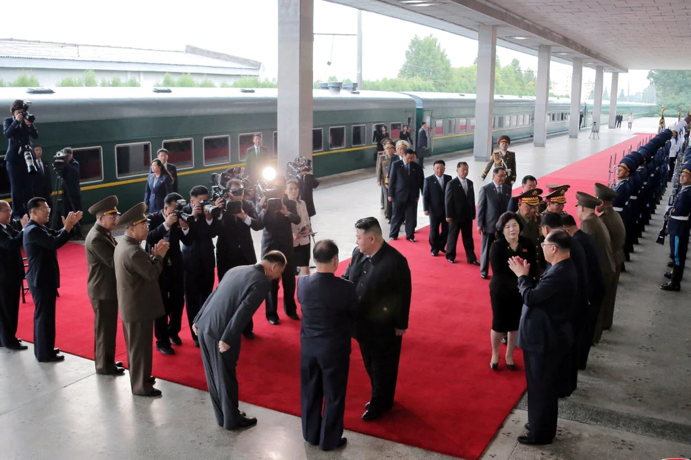 Nhà lãnh đạo Triều Tiên, Kim Jong-un, chuẩn bị rời Bình Nhưỡng đến Nga trên chuyến tàu riêng của mình, trong một hình ảnh được truyền thông nhà nước nước này công bố hôm thứ Ba 12/9/2023. Credit: KCNA qua Reuters