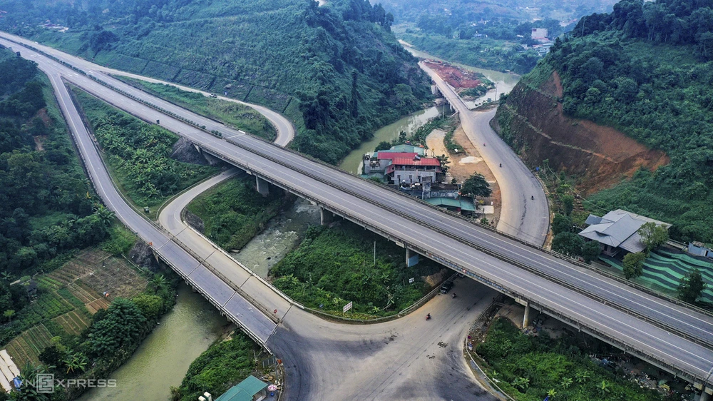 The Dual Impact of Expressway Development