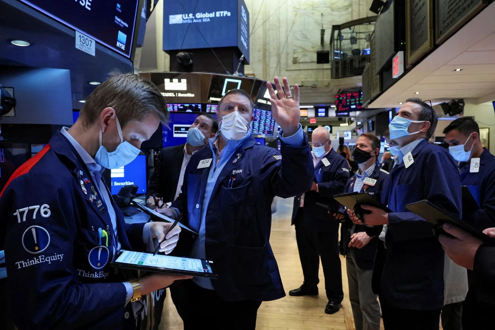 S&P 500 tăng 4 phiên liền; Dầu sụt hơn 2%