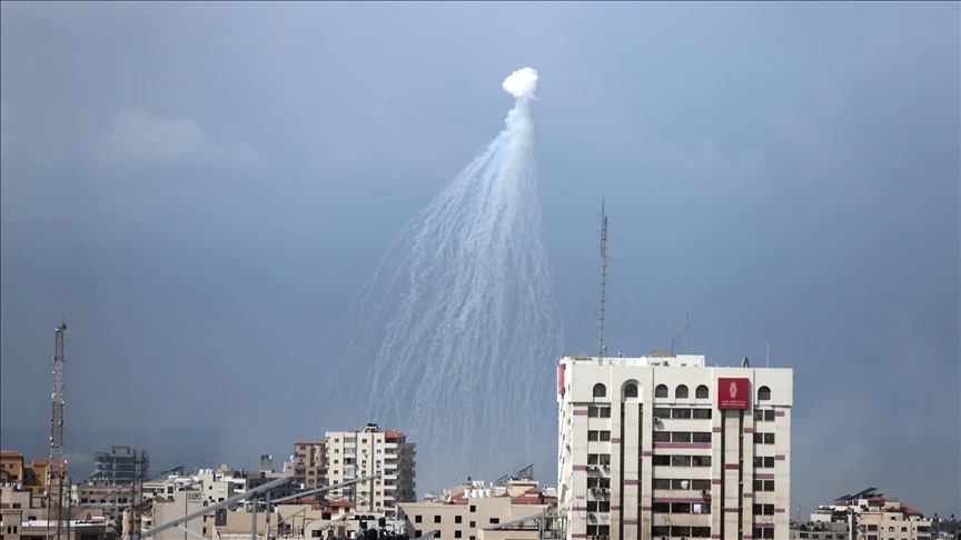 Khói bốc lên sau cuộc không kích của Israel ở Thành phố Gaza, ngày 11/10/2023. Bộ Ngoại giao Palestine tuyên bố Israel đã sử dụng bom phốt pho.