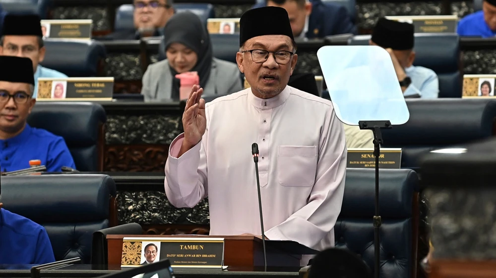 Thủ tướng kiêm Bộ trưởng Tài chính Malaysia Anwar Ibrahim phát biểu tại Quốc hội, Kuala Lumpur, Malaysia, Thứ Sáu, ngày 13/10/2023. (Bộ Thông tin Malaysia qua AP)