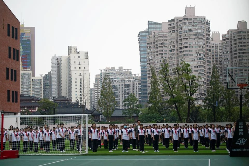Học sinh đứng tại một trường học trong lễ chào cờ vào ngày đầu tiên của năm học mới ở Thượng Hải, Trung Quốc, ngày 1/9/2021. REUTERS/Aly Song/File Photo Acquire License Rights