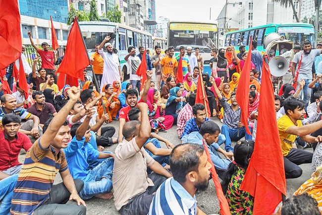 Ảnh tư liệu cho thấy các công nhân may mặc Bangladesh và những người ủng hộ họ trong một cuộc biểu tình ở Dhaka vào ngày 14/9/2018, để yêu cầu mức lương tối thiểu hàng tháng cao hơn. ẢNH: AFP