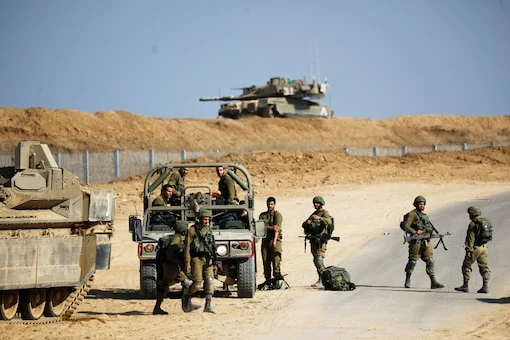 Binh sĩ Israel đứng gần địa điểm phát hiện một đường hầm xuyên biên giới mới từ Dải Gaza ngày 21/10/2020. (Ảnh Reuters)