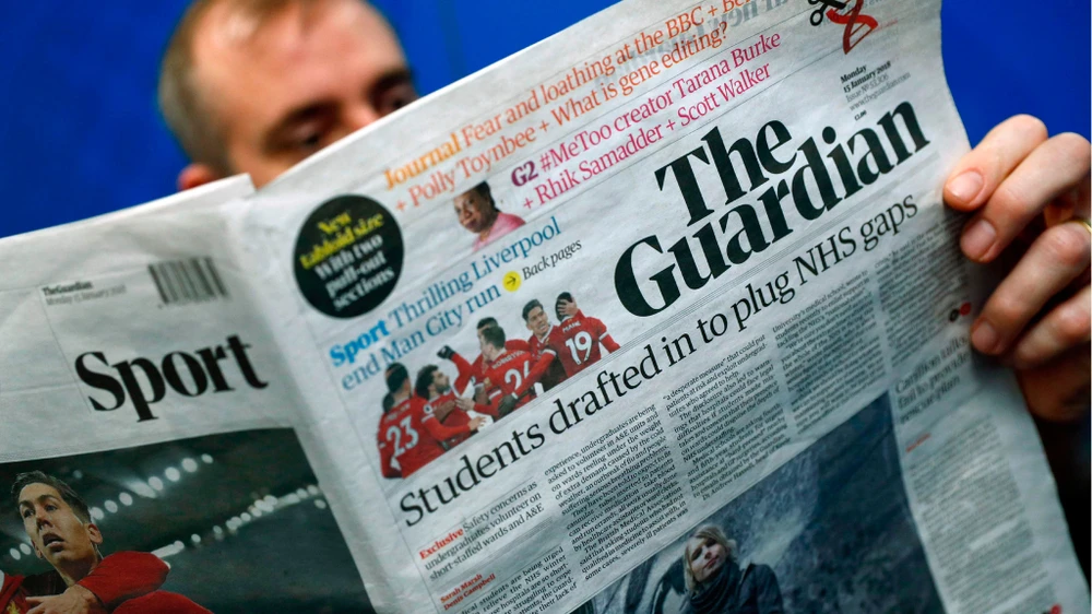 Tờ The Guardian của Anh quay lại với báo in