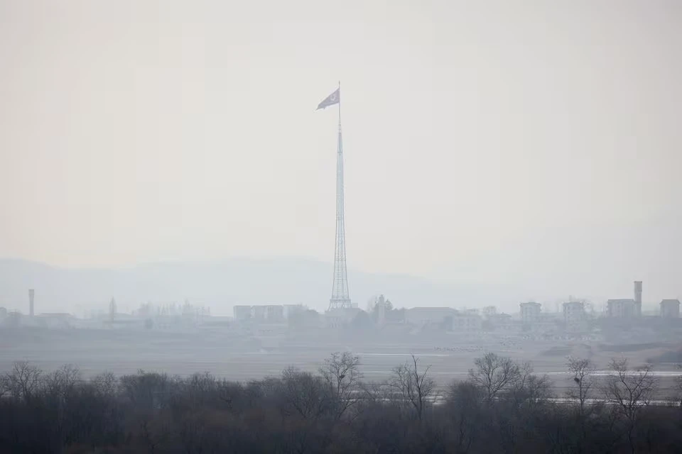 Một lá cờ Triều Tiên tung bay tại làng tuyên truyền Gijungdong ở Triều Tiên.