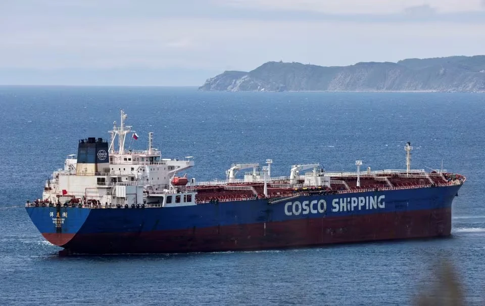 Tàu chở dầu sản phẩm Yang Mei Hu thuộc sở hữu của COSCO Shipping neo đậu tại kho dầu thô Kozmino trên bờ Vịnh Nakhodka gần thành phố cảng Nakhodka, Nga ngày 13/6/2022.