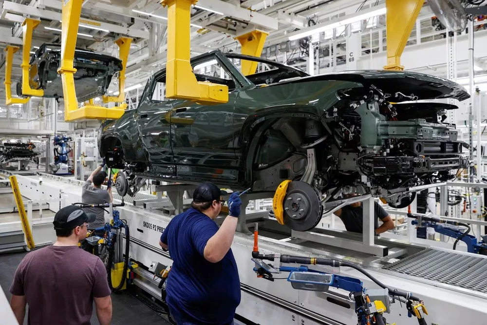 Nhân viên làm việc trên dây chuyền lắp ráp tại nhà máy sản xuất xe điện của công ty khởi nghiệp Rivian Automotive ở Normal, Illinois, Hoa Kỳ ngày 11/4/2022. @Reuters