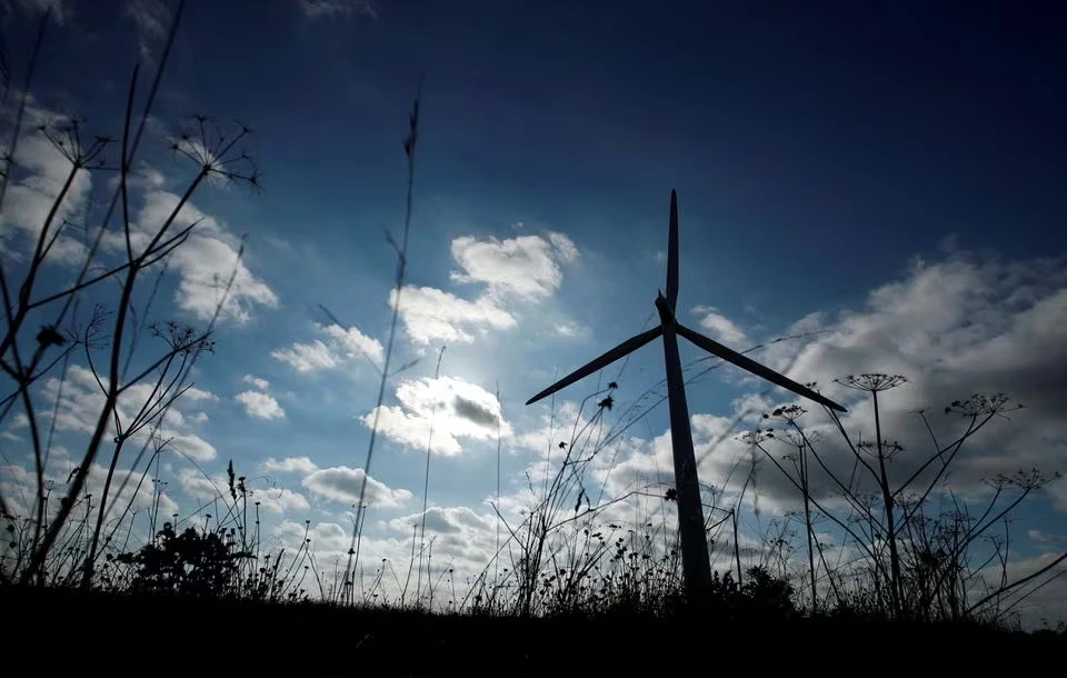 Toàn cảnh tuabin gió tại Trang trại gió & Công viên năng lượng mặt trời Westmill, thuộc sở hữu của cộng đồng và hỗ trợ năng lượng tái tạo tại địa phương, tại Watchfield, gần Swindon, Anh, ngày 24/9/2021. @Reuters