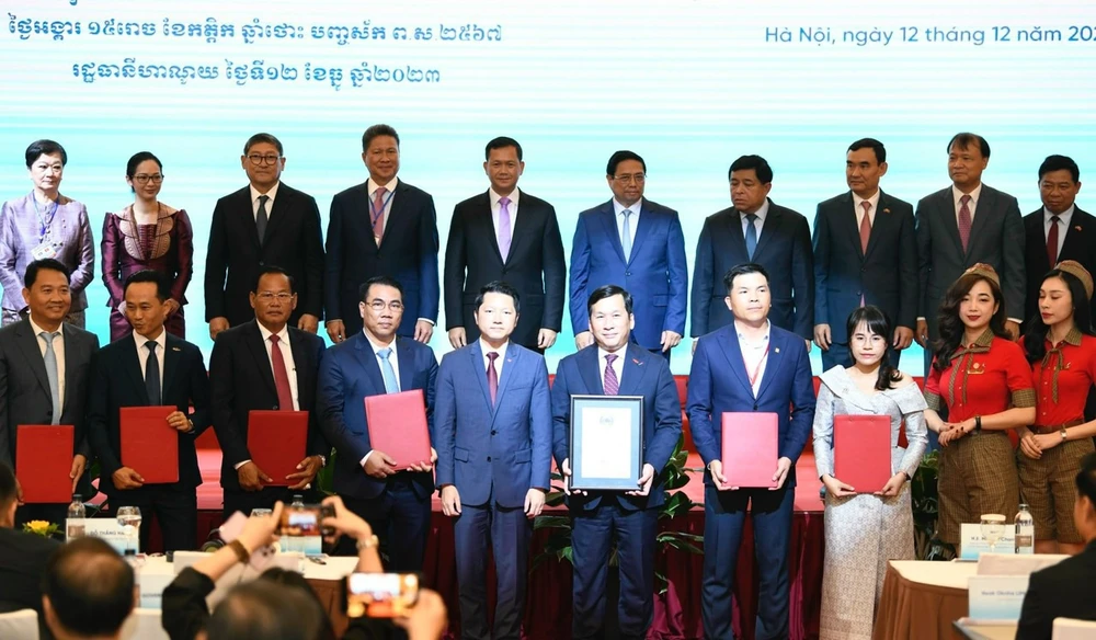 Vietjet CEO Dinh Viet Phuong (front row, the fifth from the right) received the certificate of new route under the witnesses of Vietnamese Prime Minister Pham Minh Chinh and Cambodian Prime Minister Hun Manet.