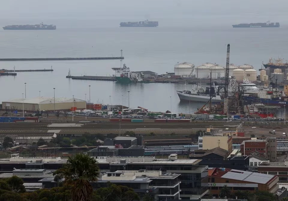Các tàu container bên ngoài bến cảng khi các công nhân tại công ty hậu cần nhà nước Transnet của Nam Phi tiếp tục biểu tình bên ngoài Cảng Cape Town ngày 17/10/2022.. @Reuters 