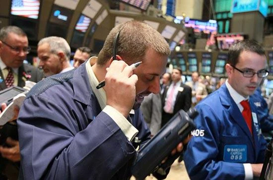 S&P 500 đóng cửa giảm nhẹ; Dầu tăng 2% 