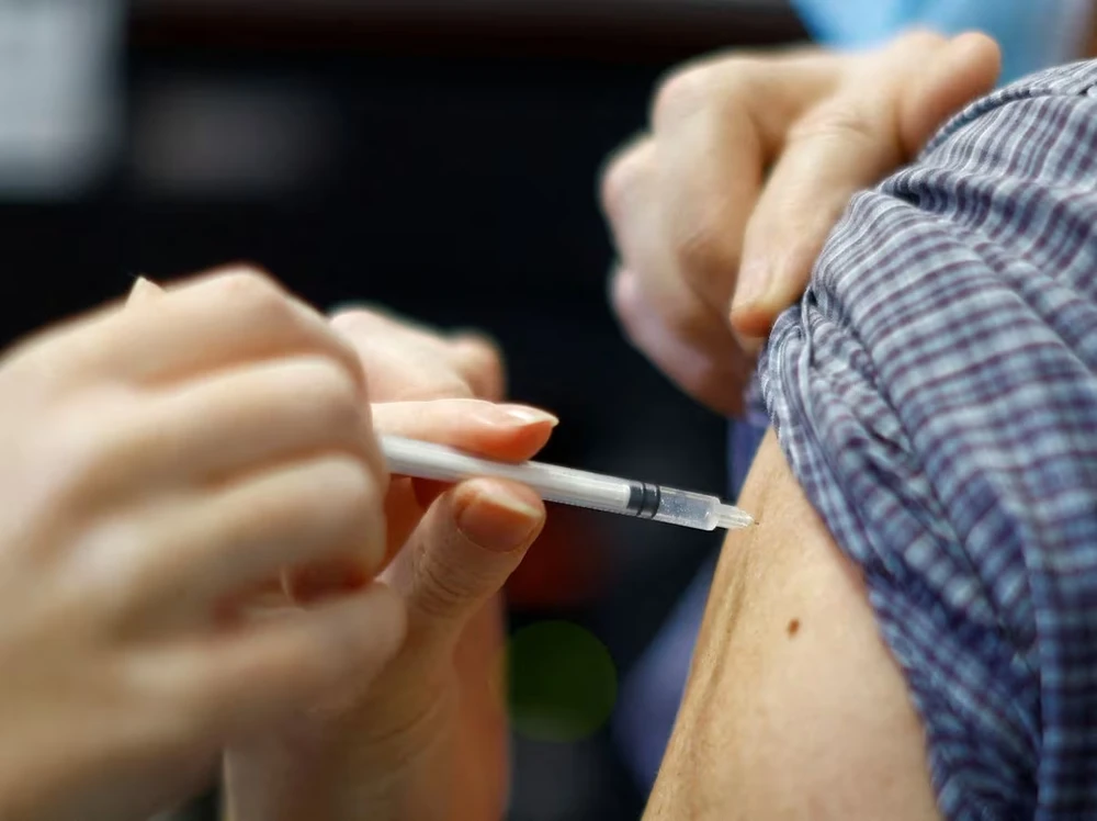WHO cảnh báo tỉ lệ tiêm chủng ngừa cúm và COVID đang quá thấp