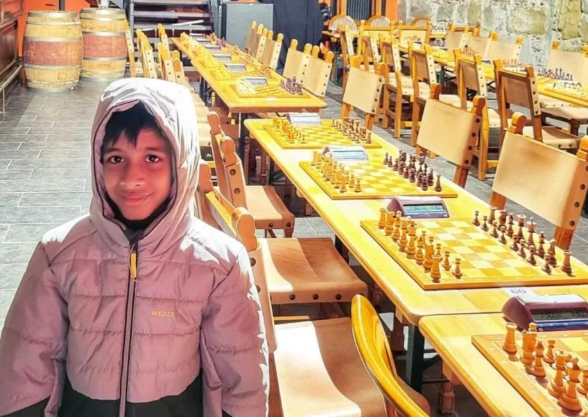 Mê kẹo và mê cờ, cậu bé 8 tuổi đánh bại đại kiện tướng cờ vua