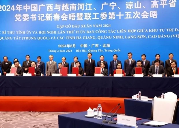 Secretary of the Party Committee of China’s Guangxi Zhuang Autonomous Region Liu Ning and Secretaries of Ha Giang, Quang Ninh, Lang Son and Cao Bang provinces witness the signing ceremony of the agreement between the two sides. (Photo: dangcongsan.vn)