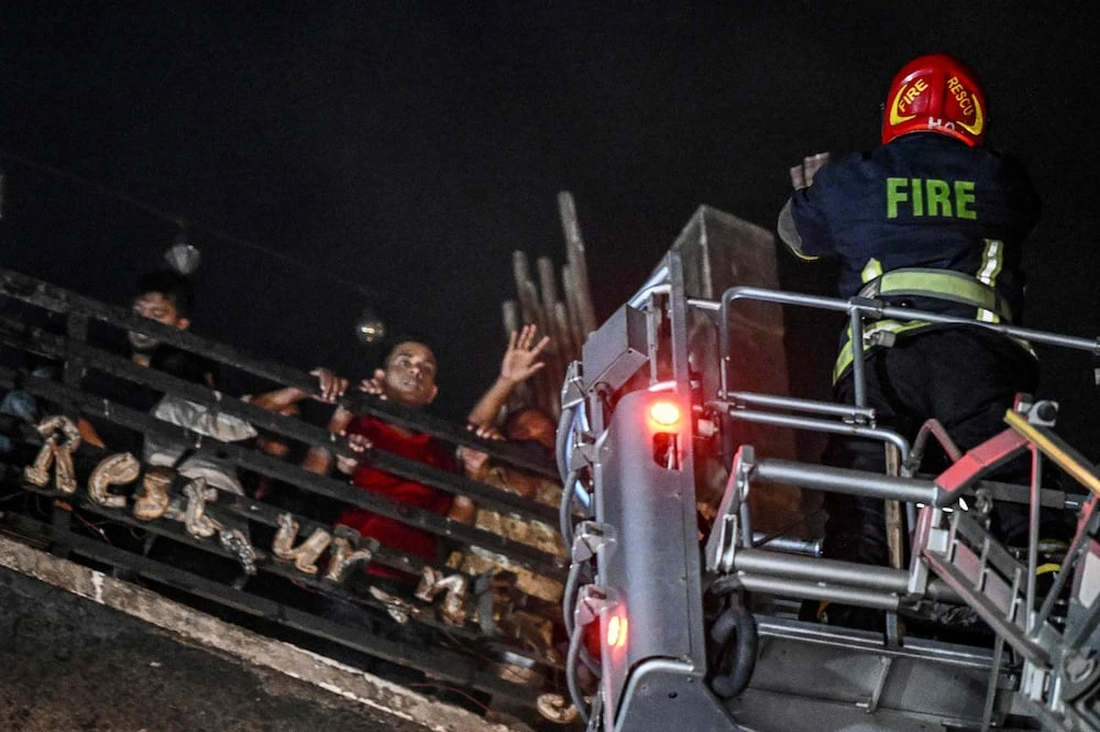Lính cứu hỏa dùng thang giải cứu nạn nhân trong hoạt động cứu hộ sau vụ hỏa hoạn ở tòa nhà thương mại khiến ít nhất 43 người thiệt mạng ở Dhaka, ngày 29/2/2024. AFP 