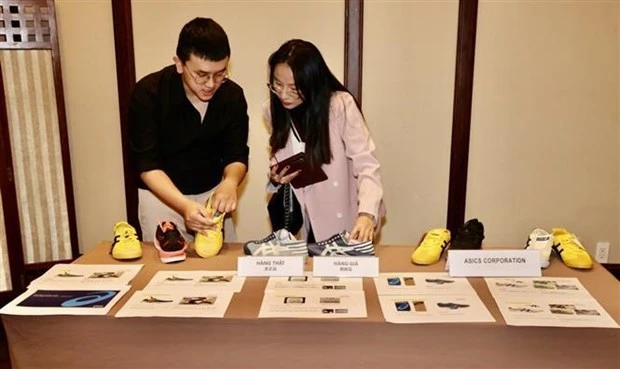 Over 9,000 cases relating to counterfeit goods, those infringing IP rights, and goods of unknown origin are handled in Vietnam last year. (Photo: VNA) 